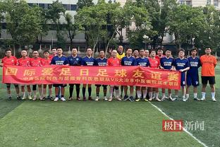 水庆霞现身北京女足主场观赛，现场与众多球迷合影、签名